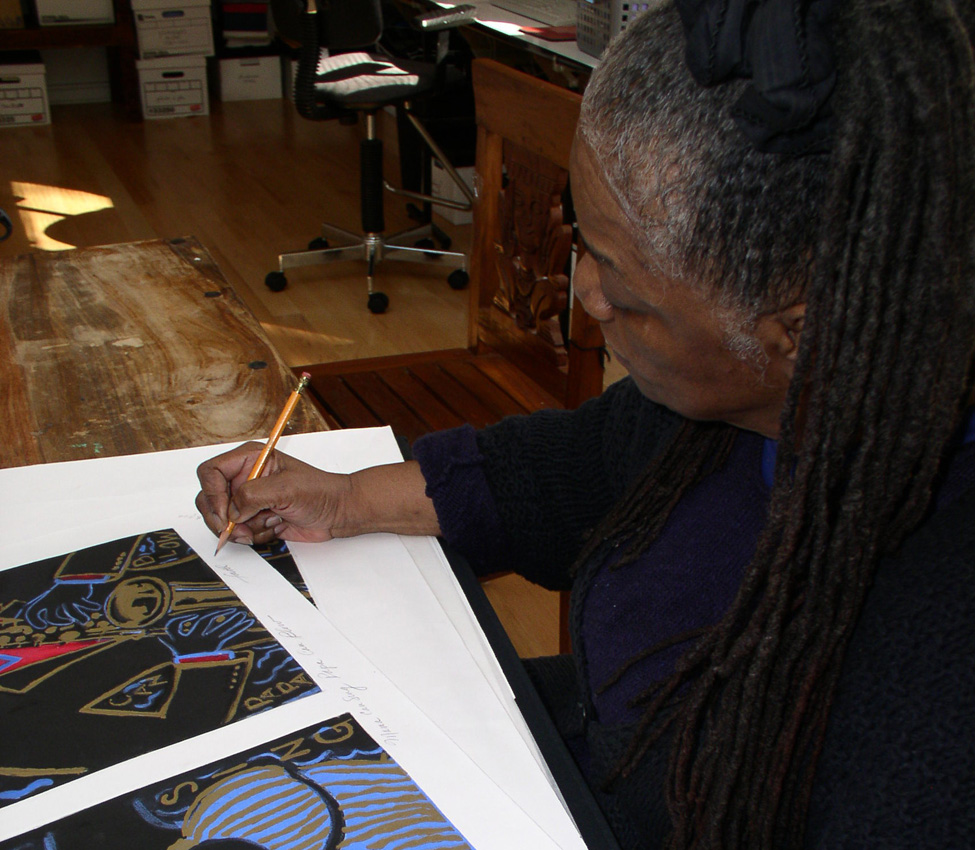 Faith Ringgold signing prints at the Mount Holyoke College Printmaking Workshop