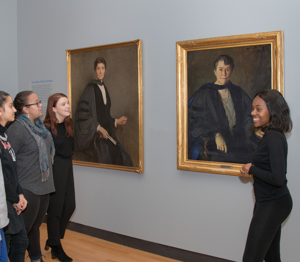 Student guide in the galleries