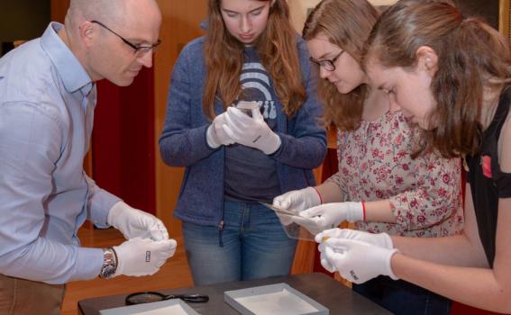 Desmond Fitz-Gibbon with students, Spring 2019 Desmond Fitz-Gibbon with students, Spring 2019