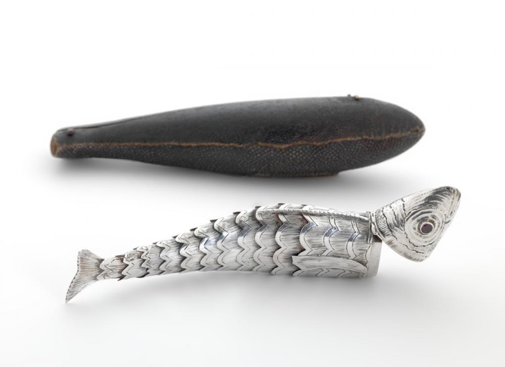 British, Vinaigrette in the form of a fish with case British, Vinaigrette in the form of a fish with case