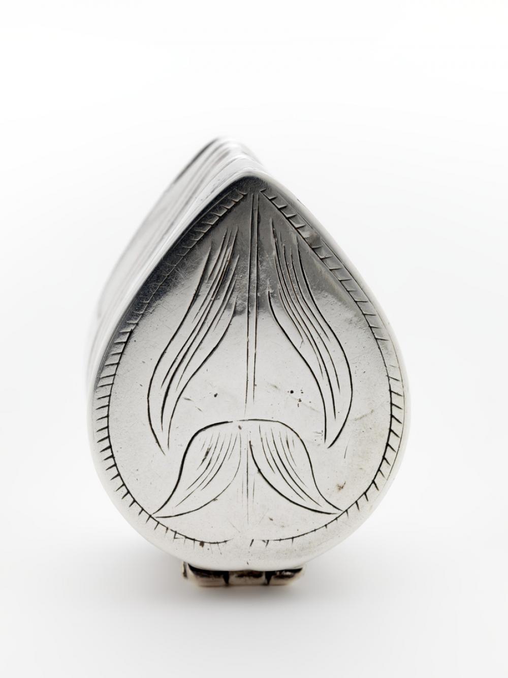 Kedder, Thomas, Nutmeg grater with tulip motif