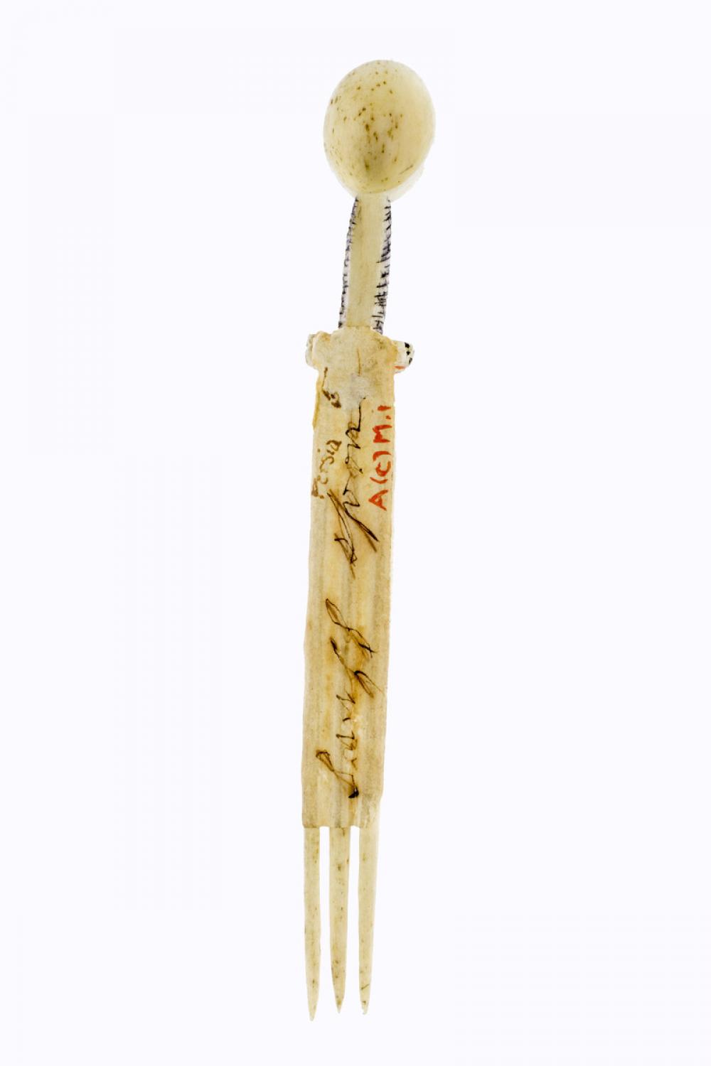 Zulu, Snuff spoons with combs Zulu, Snuff spoons with combs