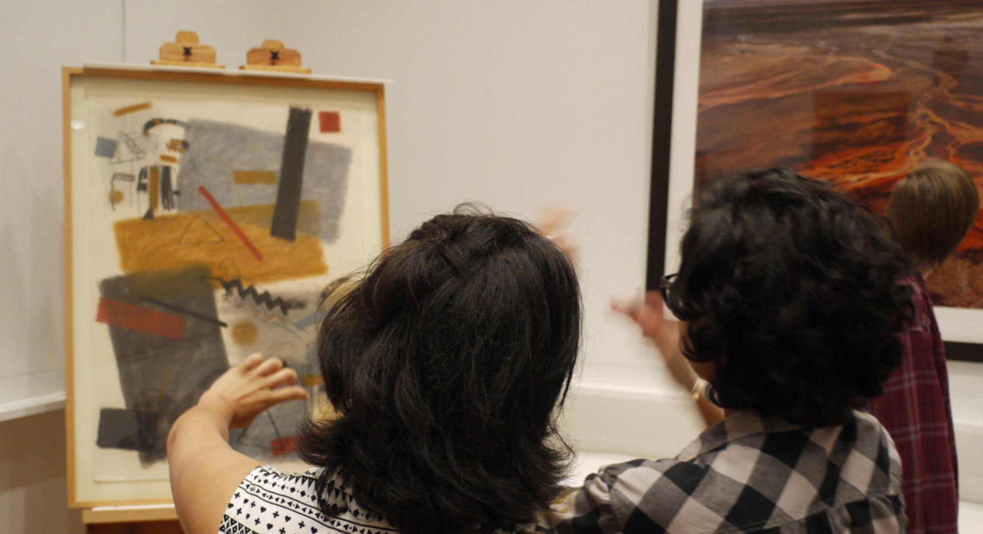 Close-looking at a Jaune Quick-to-See Smith pastel Close-looking at a Jaune Quick-to-See Smith pastel