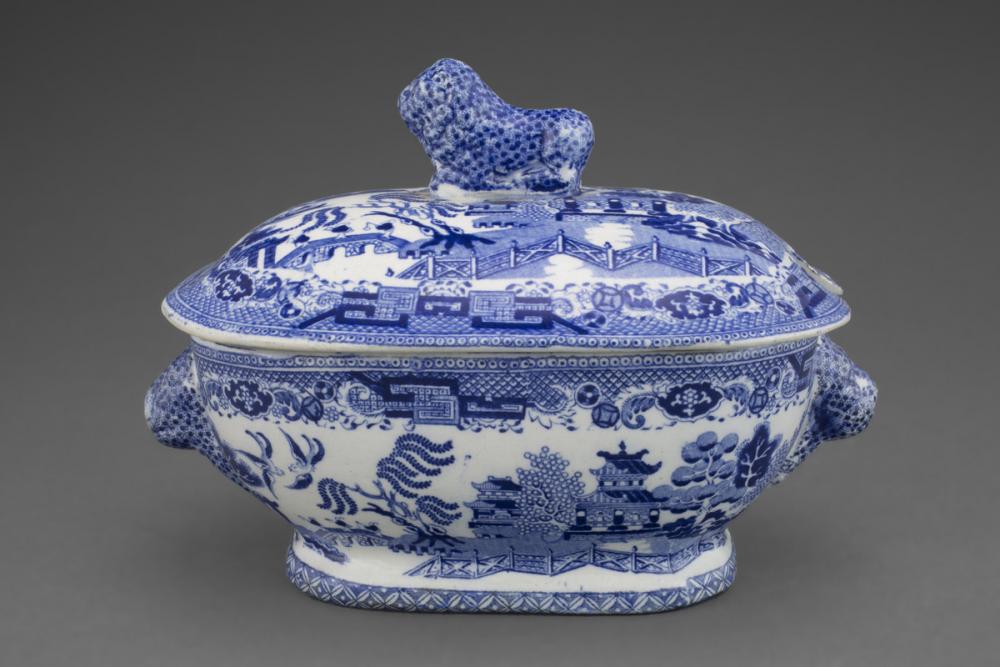 Unknown (British; English), Willow pattern sauce tureen and lid, 1784-1840