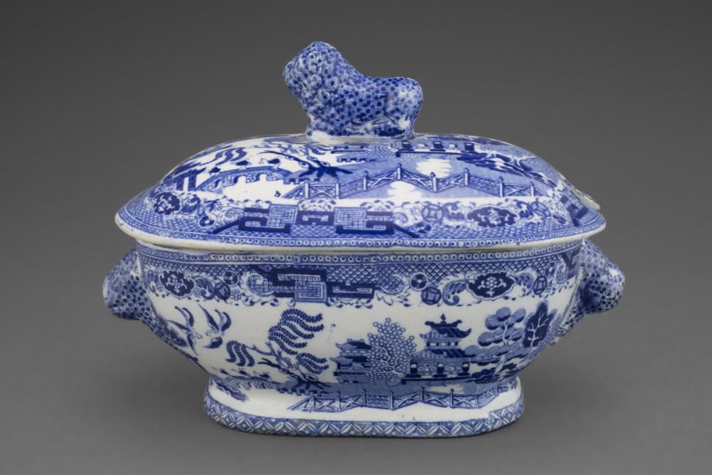 Unknown (British; English), Willow pattern sauce tureen and lid, 1784-1840 Unknown (British; English), Willow pattern sauce tureen and lid, 1784-1840