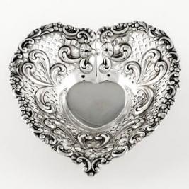 🤍MHCAM wishes you a very happy Valentine’s Day🤍
.
.
.
📸 image: Gorham, “Heart-form nut dish”