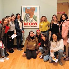 💥FLASHBACK FRIDAY to two fantastic workshops for student organizations created and led by Art and Community Engagement Intern, Emilee Aguerrebere. The first three photos are from a visit by La Unidad (Latinx Student Association) where they participated in a museum wide scavenger hunt followed by group discussions about Latinx art in the galleries. The following three photos are from a visit by AWAZ (South Asian Student Association) where Emilee designed a “Describe and Go” exercise. In pairs, one person would face a work of art and describe it to their partner facing away, who would then draw what they hear. Both events brought thought provoking perspectives on our collection as well as lots of fun and laughter!