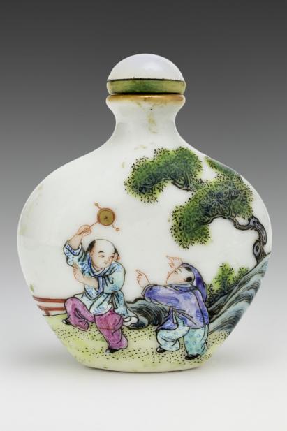 Chinese, Snuff bottle with children in a garden