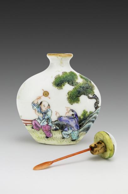 Chinese, Snuff bottle with children in a garden