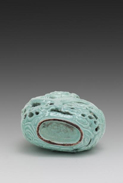 Chinese, Snuff bottle with openwork design of dragons