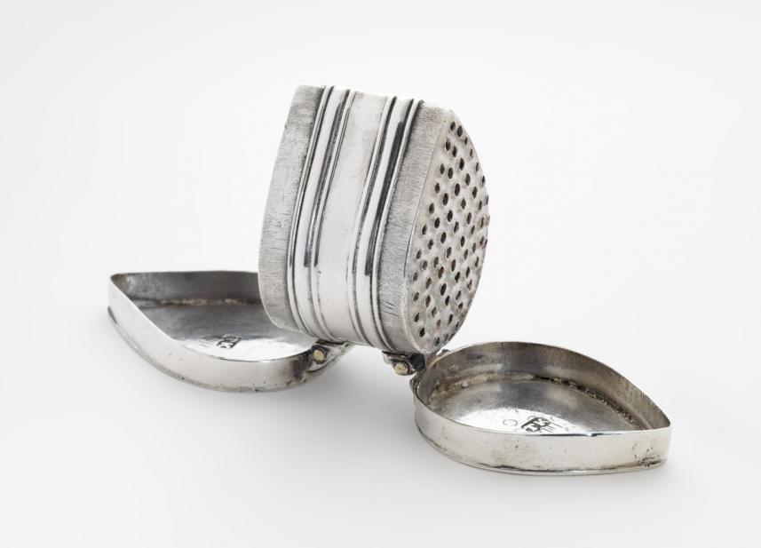 Kedder, Thomas, Nutmeg grater with tulip motif