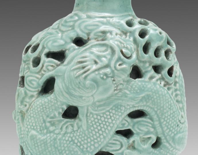 Chinese, Snuff bottle with openwork design of dragons