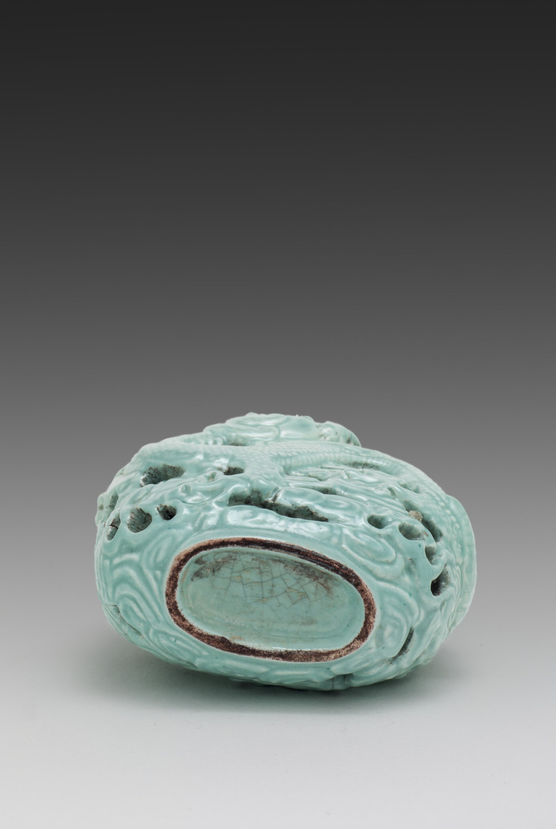 Chinese, Snuff bottle with openwork design of dragons