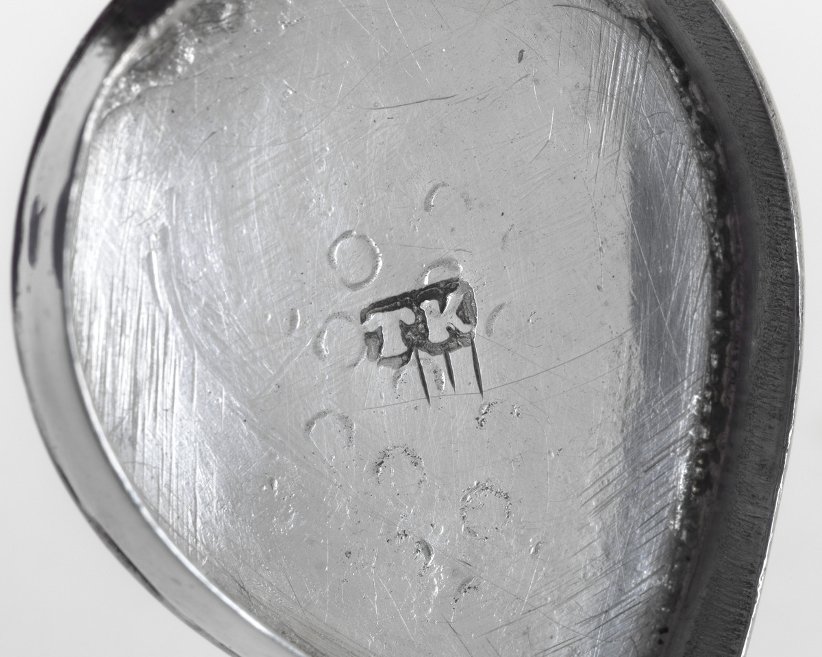Kedder, Thomas, Nutmeg grater with tulip motif
